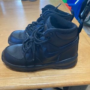 Nike high top kids Air Force ACG size 1Y black